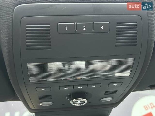 Красный Фольксваген Туарег, объемом двигателя 3.6 л и пробегом 189 тыс. км за 22649 $, фото 41 на Automoto.ua