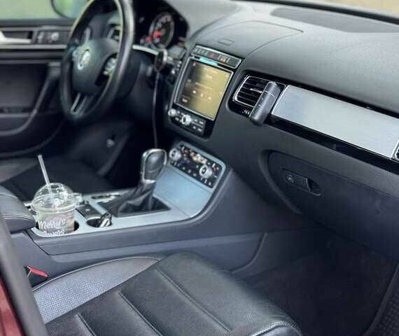 Красный Фольксваген Туарег, объемом двигателя 3.6 л и пробегом 75 тыс. км за 15000 $, фото 13 на Automoto.ua