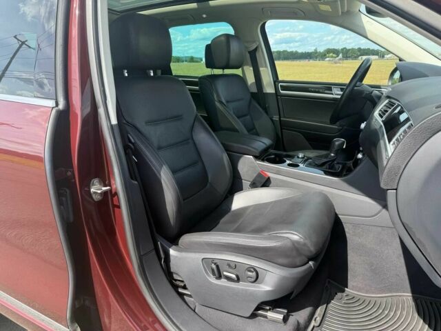 Красный Фольксваген Туарег, объемом двигателя 3.6 л и пробегом 51 тыс. км за 6200 $, фото 8 на Automoto.ua