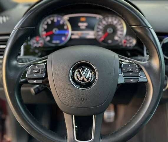 Красный Фольксваген Туарег, объемом двигателя 3.6 л и пробегом 75 тыс. км за 15000 $, фото 7 на Automoto.ua