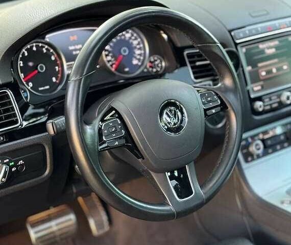 Красный Фольксваген Туарег, объемом двигателя 3.6 л и пробегом 75 тыс. км за 15000 $, фото 6 на Automoto.ua