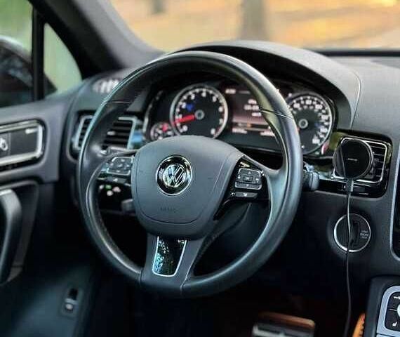 Красный Фольксваген Туарег, объемом двигателя 3.6 л и пробегом 75 тыс. км за 15000 $, фото 9 на Automoto.ua