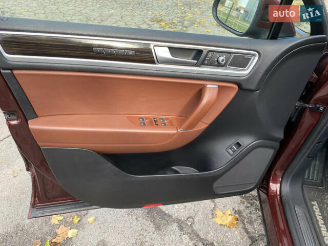 Красный Фольксваген Туарег, объемом двигателя 3.6 л и пробегом 127 тыс. км за 21500 $, фото 25 на Automoto.ua