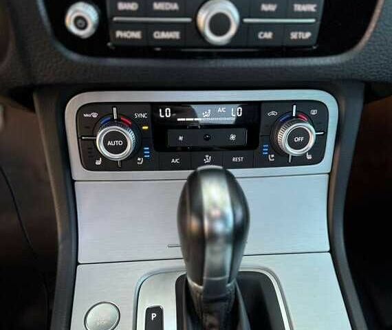 Красный Фольксваген Туарег, объемом двигателя 3.6 л и пробегом 75 тыс. км за 15000 $, фото 12 на Automoto.ua