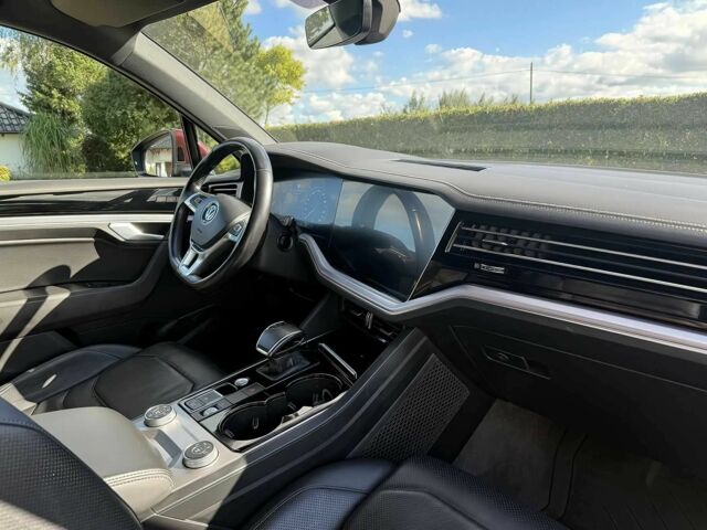 Красный Фольксваген Туарег, объемом двигателя 3 л и пробегом 40 тыс. км за 7800 $, фото 8 на Automoto.ua