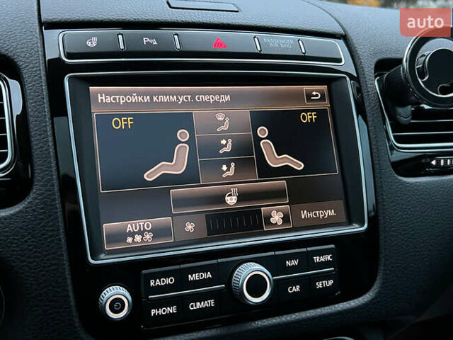 Красный Фольксваген Туарег, объемом двигателя 2.97 л и пробегом 191 тыс. км за 40500 $, фото 15 на Automoto.ua