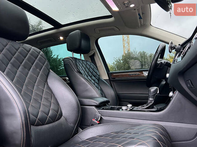 Красный Фольксваген Туарег, объемом двигателя 2.97 л и пробегом 191 тыс. км за 40500 $, фото 22 на Automoto.ua