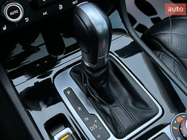 Красный Фольксваген Туарег, объемом двигателя 2.97 л и пробегом 191 тыс. км за 40500 $, фото 17 на Automoto.ua