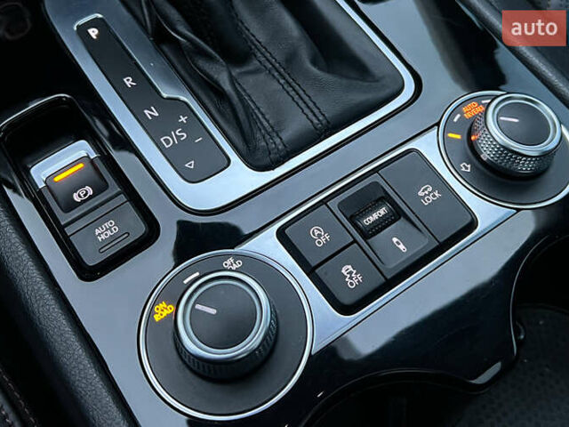 Красный Фольксваген Туарег, объемом двигателя 2.97 л и пробегом 191 тыс. км за 40500 $, фото 18 на Automoto.ua