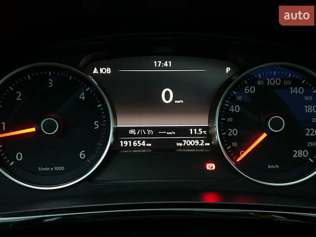 Красный Фольксваген Туарег, объемом двигателя 2.97 л и пробегом 191 тыс. км за 40500 $, фото 14 на Automoto.ua