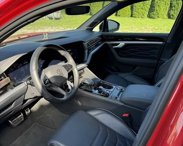 Красный Фольксваген Туарег, объемом двигателя 2.97 л и пробегом 29 тыс. км за 77700 $, фото 6 на Automoto.ua