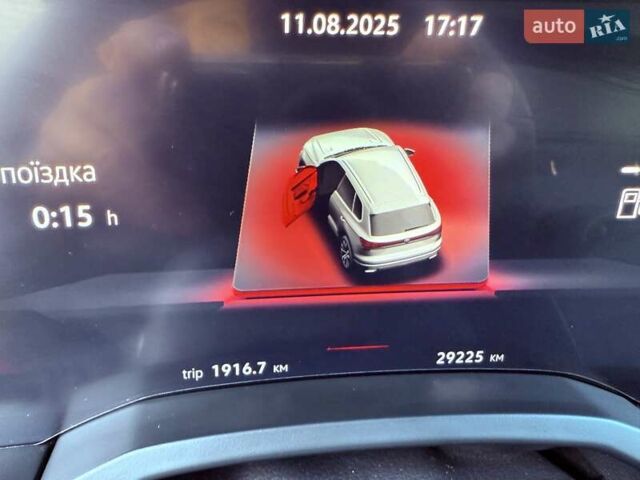 Красный Фольксваген Туарег, объемом двигателя 2.97 л и пробегом 29 тыс. км за 77700 $, фото 10 на Automoto.ua