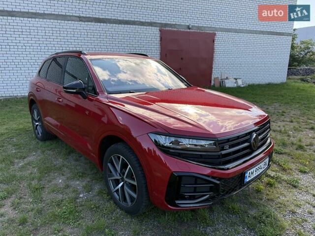 Красный Фольксваген Туарег, объемом двигателя 2.97 л и пробегом 29 тыс. км за 77700 $, фото 2 на Automoto.ua