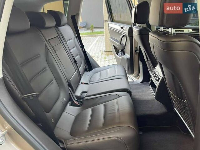 Желтый Фольксваген Туарег, объемом двигателя 3 л и пробегом 239 тыс. км за 32000 $, фото 13 на Automoto.ua