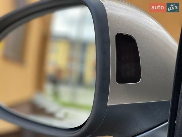 Желтый Фольксваген Туарег, объемом двигателя 3 л и пробегом 239 тыс. км за 32000 $, фото 19 на Automoto.ua