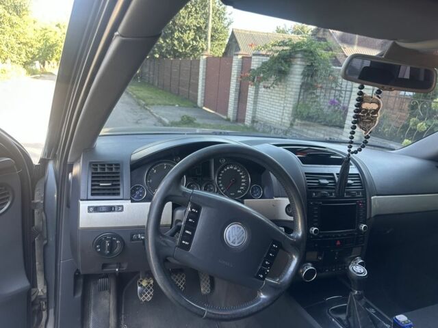 Серый Фольксваген Туарег, объемом двигателя 2.5 л и пробегом 445 тыс. км за 5100 $, фото 3 на Automoto.ua