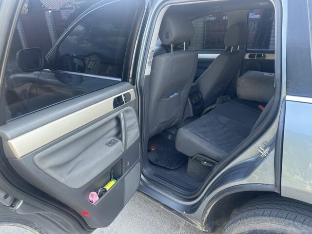 Серый Фольксваген Туарег, объемом двигателя 2.5 л и пробегом 445 тыс. км за 5100 $, фото 4 на Automoto.ua