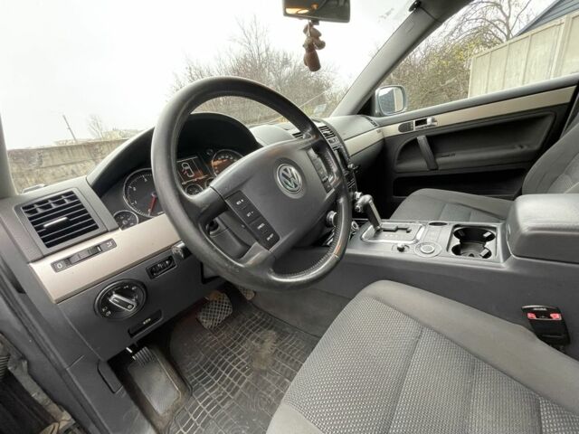 Сірий Фольксваген Туарег, об'ємом двигуна 2.5 л та пробігом 320 тис. км за 4500 $, фото 9 на Automoto.ua