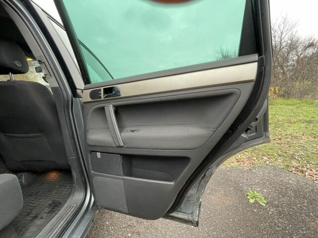 Сірий Фольксваген Туарег, об'ємом двигуна 2.5 л та пробігом 320 тис. км за 4500 $, фото 18 на Automoto.ua