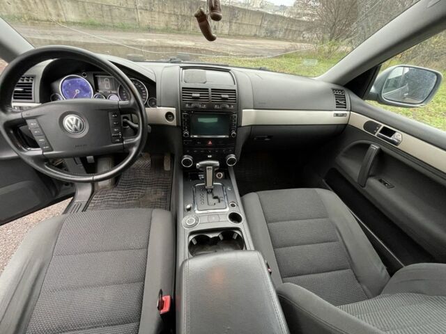 Серый Фольксваген Туарег, объемом двигателя 2.5 л и пробегом 320 тыс. км за 4500 $, фото 11 на Automoto.ua