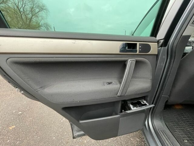 Сірий Фольксваген Туарег, об'ємом двигуна 2.5 л та пробігом 320 тис. км за 4500 $, фото 16 на Automoto.ua