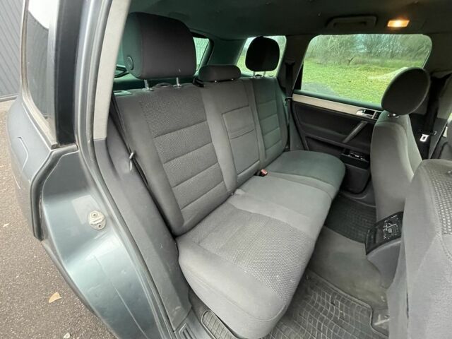 Сірий Фольксваген Туарег, об'ємом двигуна 2.5 л та пробігом 320 тис. км за 4500 $, фото 15 на Automoto.ua