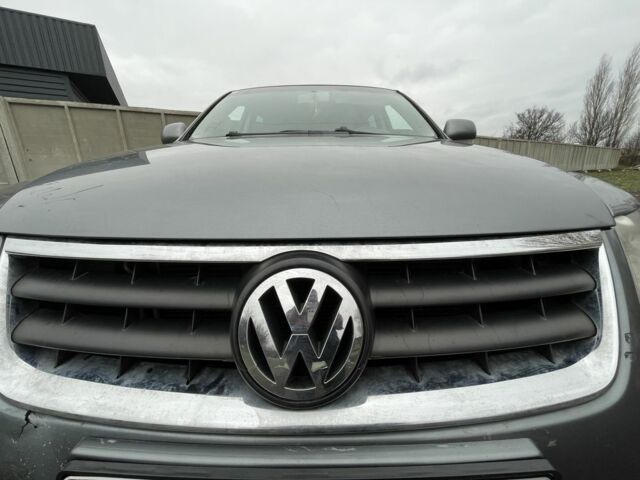 Серый Фольксваген Туарег, объемом двигателя 2.5 л и пробегом 320 тыс. км за 4500 $, фото 4 на Automoto.ua