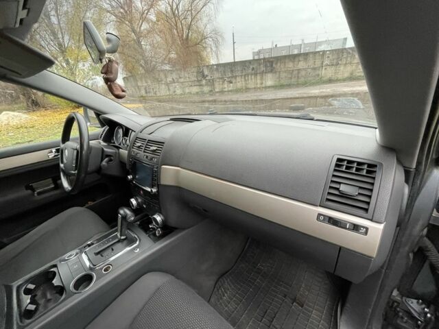 Серый Фольксваген Туарег, объемом двигателя 2.5 л и пробегом 320 тыс. км за 4500 $, фото 12 на Automoto.ua