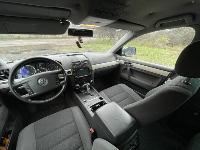 Серый Фольксваген Туарег, объемом двигателя 2.5 л и пробегом 320 тыс. км за 4500 $, фото 8 на Automoto.ua