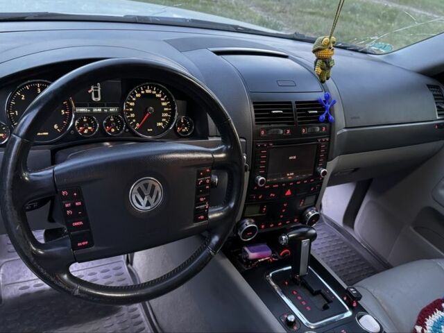 Серый Фольксваген Туарег, объемом двигателя 3 л и пробегом 335 тыс. км за 6500 $, фото 20 на Automoto.ua