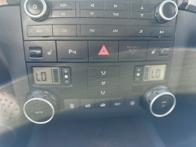 Серый Фольксваген Туарег, объемом двигателя 3 л и пробегом 230 тыс. км за 12500 $, фото 14 на Automoto.ua