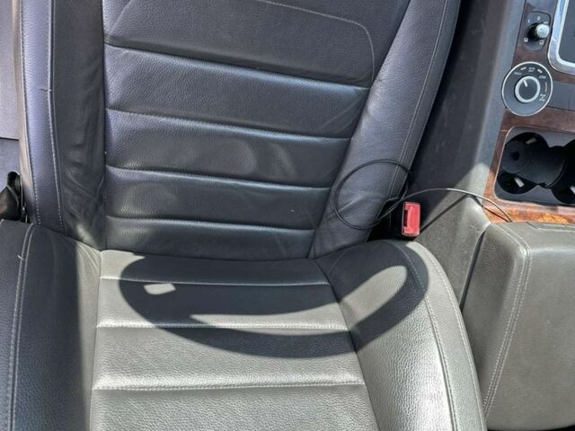 Серый Фольксваген Туарег, объемом двигателя 3 л и пробегом 230 тыс. км за 12500 $, фото 23 на Automoto.ua