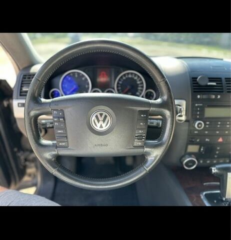 Серый Фольксваген Туарег, объемом двигателя 3 л и пробегом 230 тыс. км за 12500 $, фото 1 на Automoto.ua