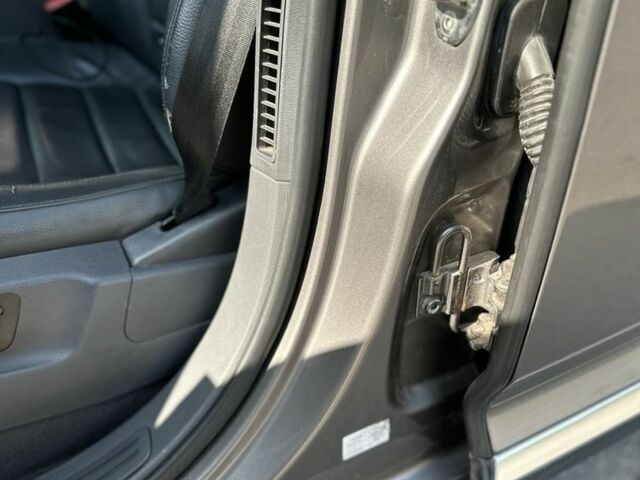 Серый Фольксваген Туарег, объемом двигателя 3 л и пробегом 230 тыс. км за 12500 $, фото 7 на Automoto.ua