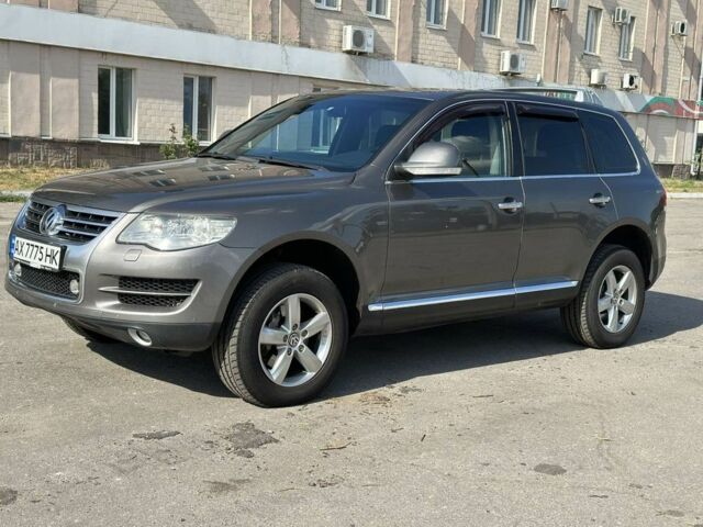 Серый Фольксваген Туарег, объемом двигателя 3 л и пробегом 230 тыс. км за 12500 $, фото 5 на Automoto.ua