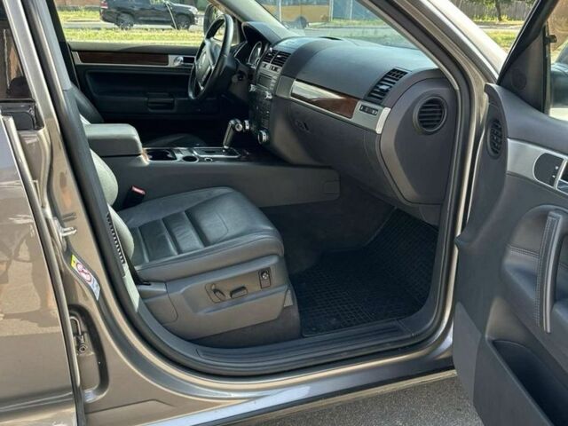 Серый Фольксваген Туарег, объемом двигателя 3 л и пробегом 230 тыс. км за 12500 $, фото 9 на Automoto.ua