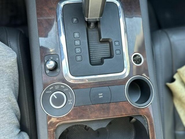 Серый Фольксваген Туарег, объемом двигателя 3 л и пробегом 230 тыс. км за 12500 $, фото 16 на Automoto.ua