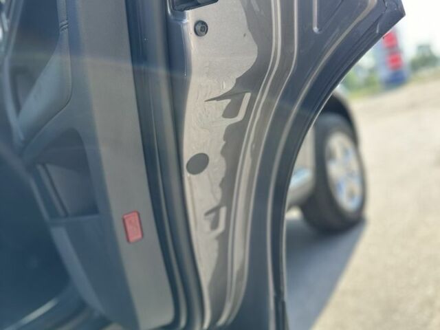 Серый Фольксваген Туарег, объемом двигателя 3 л и пробегом 230 тыс. км за 12500 $, фото 11 на Automoto.ua