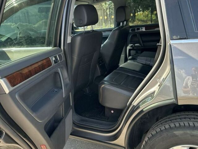 Серый Фольксваген Туарег, объемом двигателя 3 л и пробегом 230 тыс. км за 12500 $, фото 13 на Automoto.ua