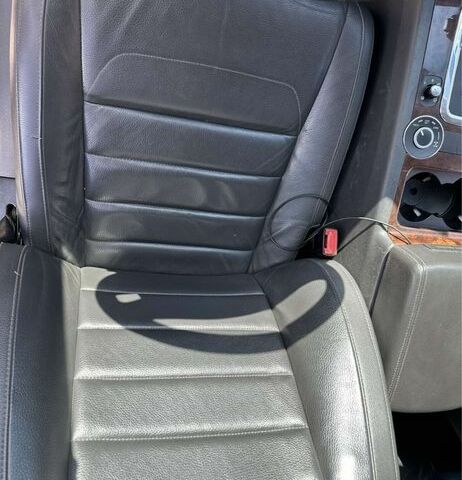 Серый Фольксваген Туарег, объемом двигателя 3 л и пробегом 230 тыс. км за 12500 $, фото 3 на Automoto.ua