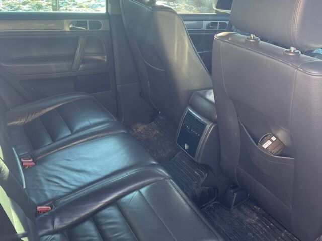 Серый Фольксваген Туарег, объемом двигателя 2.5 л и пробегом 260 тыс. км за 7600 $, фото 6 на Automoto.ua