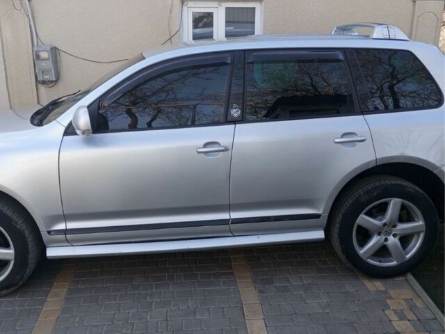 Серый Фольксваген Туарег, объемом двигателя 2.5 л и пробегом 260 тыс. км за 7600 $, фото 1 на Automoto.ua