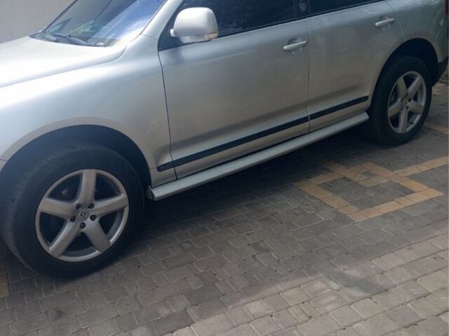 Серый Фольксваген Туарег, объемом двигателя 2.5 л и пробегом 260 тыс. км за 7600 $, фото 3 на Automoto.ua