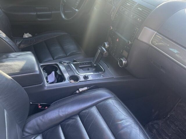 Серый Фольксваген Туарег, объемом двигателя 2.5 л и пробегом 260 тыс. км за 7600 $, фото 5 на Automoto.ua