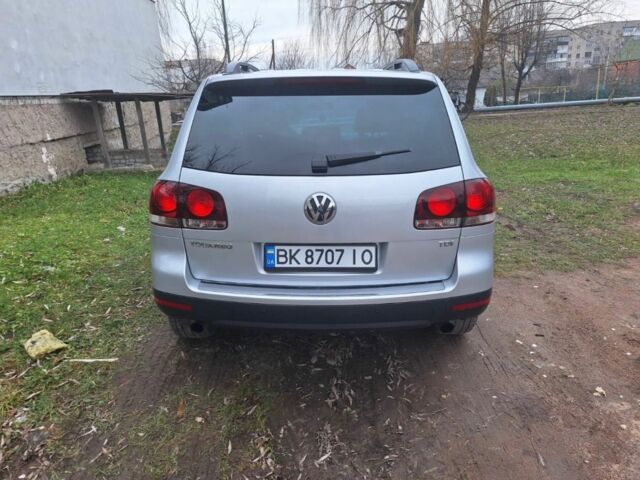 Серый Фольксваген Туарег, объемом двигателя 2.5 л и пробегом 360 тыс. км за 7200 $, фото 3 на Automoto.ua