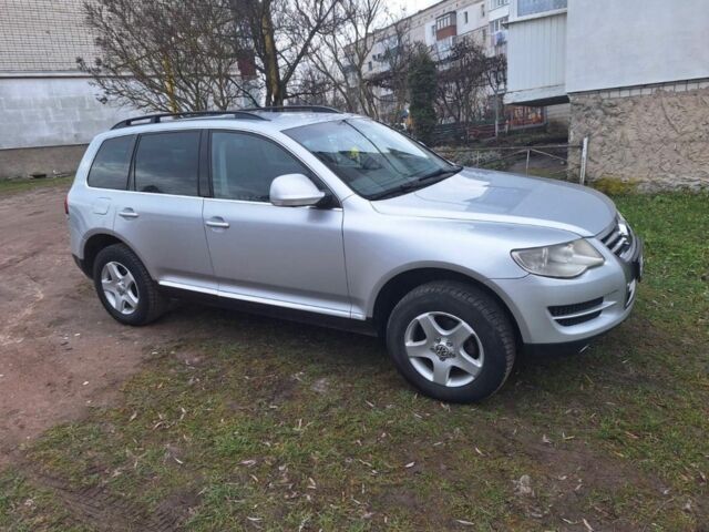 Серый Фольксваген Туарег, объемом двигателя 2.5 л и пробегом 360 тыс. км за 7200 $, фото 2 на Automoto.ua