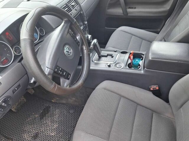 Серый Фольксваген Туарег, объемом двигателя 2.5 л и пробегом 360 тыс. км за 7200 $, фото 7 на Automoto.ua