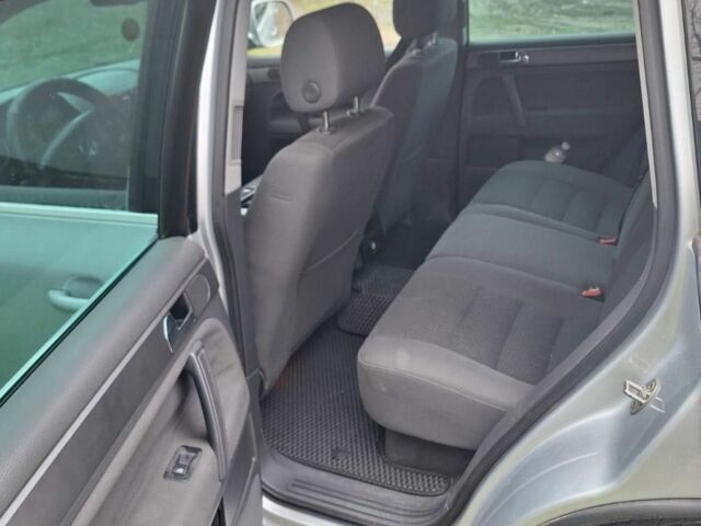 Серый Фольксваген Туарег, объемом двигателя 2.5 л и пробегом 360 тыс. км за 7200 $, фото 6 на Automoto.ua