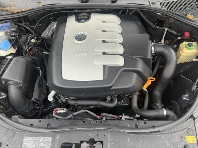 Серый Фольксваген Туарег, объемом двигателя 2.5 л и пробегом 380 тыс. км за 5492 $, фото 7 на Automoto.ua