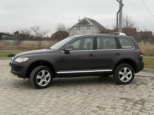 Серый Фольксваген Туарег, объемом двигателя 2.5 л и пробегом 380 тыс. км за 5492 $, фото 2 на Automoto.ua